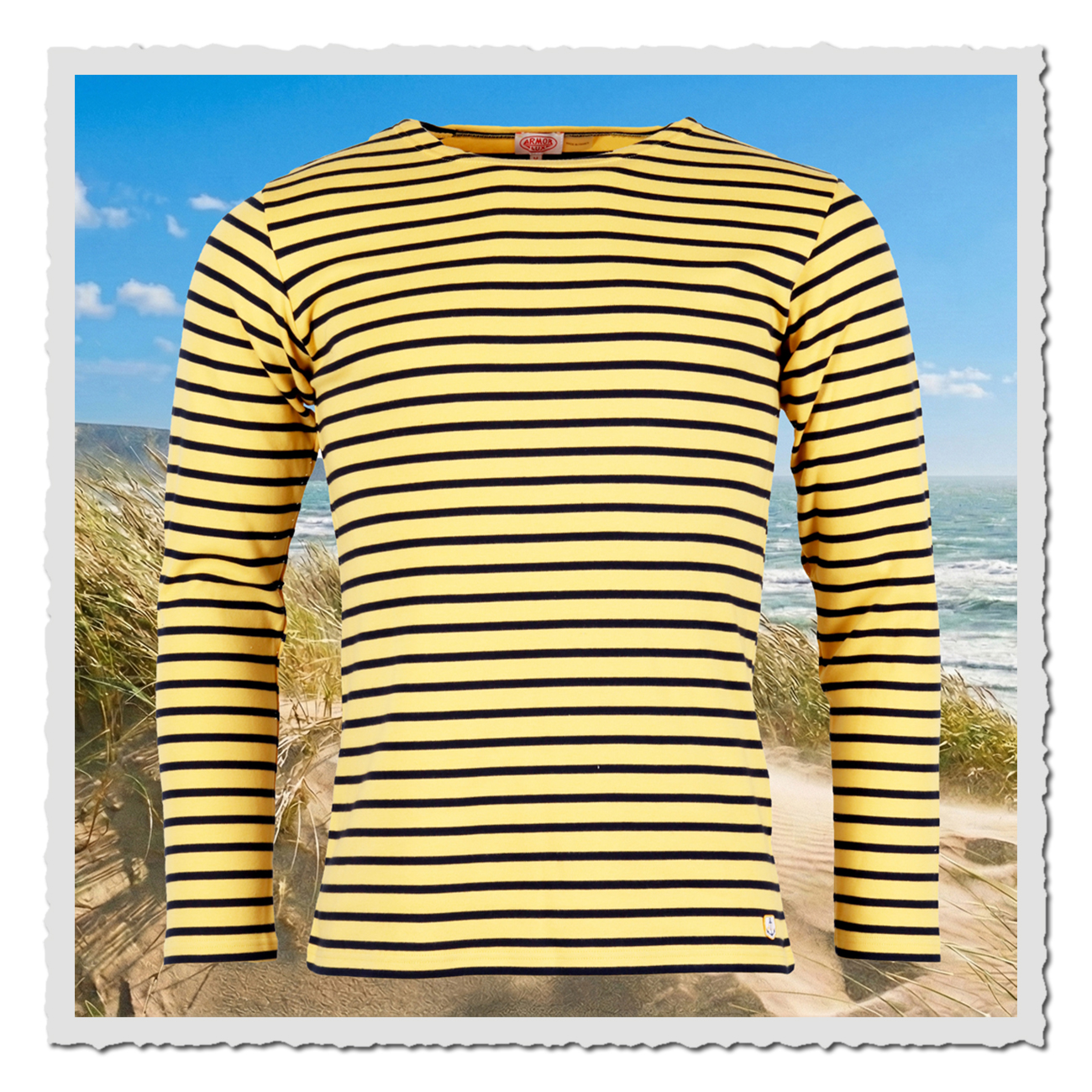 Armor Lux Matrosen-Shirt gelb navy 52297 NEN mit Ringelmuster vor Dünen- und Meereskulisse